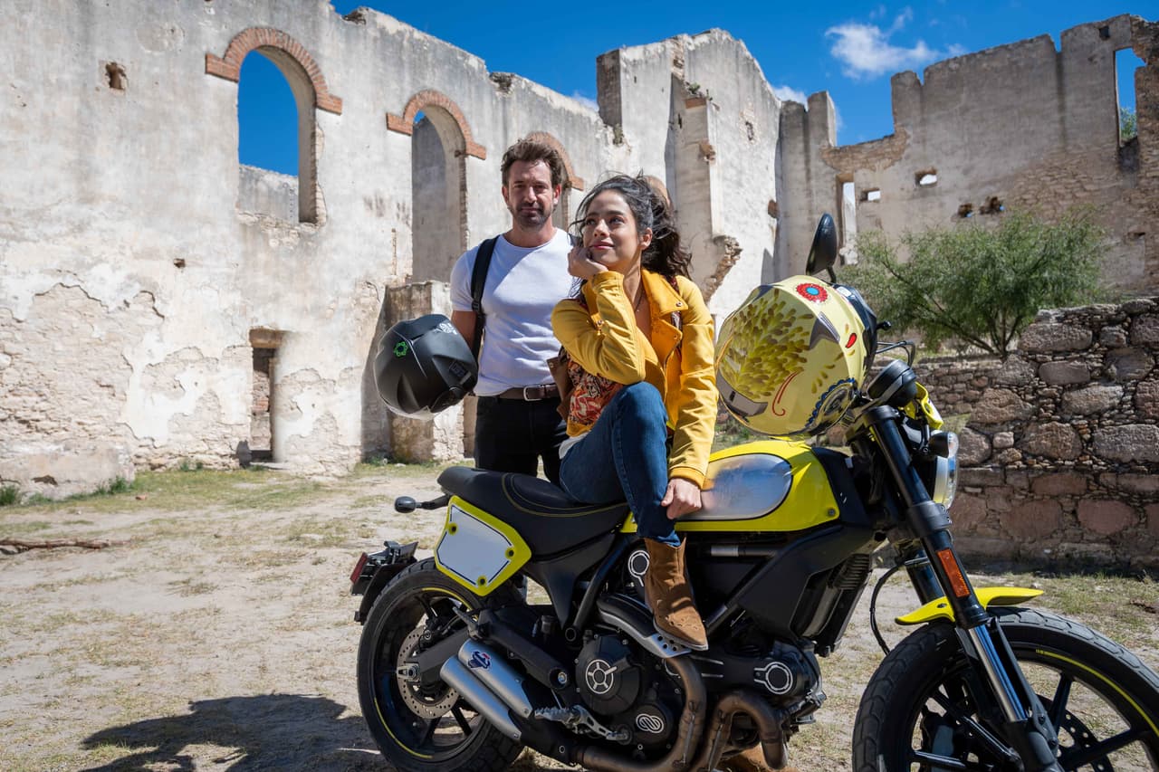 'Vera' le propone a 'Pedro' dar un romántico paseo por San Ginés.