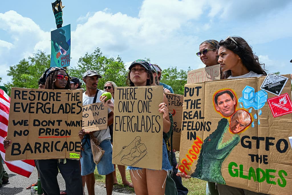 Condenan al "Alcatraz de los Caimanes", antes de que Trump y DeSantis abran la cárcel para inmigrantes
