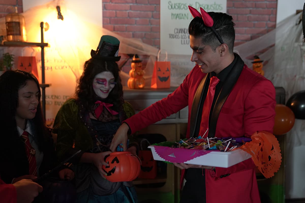 Pepe Valdivieso fue el encargado de repartirles su 'calaverita' en forma de dulces.