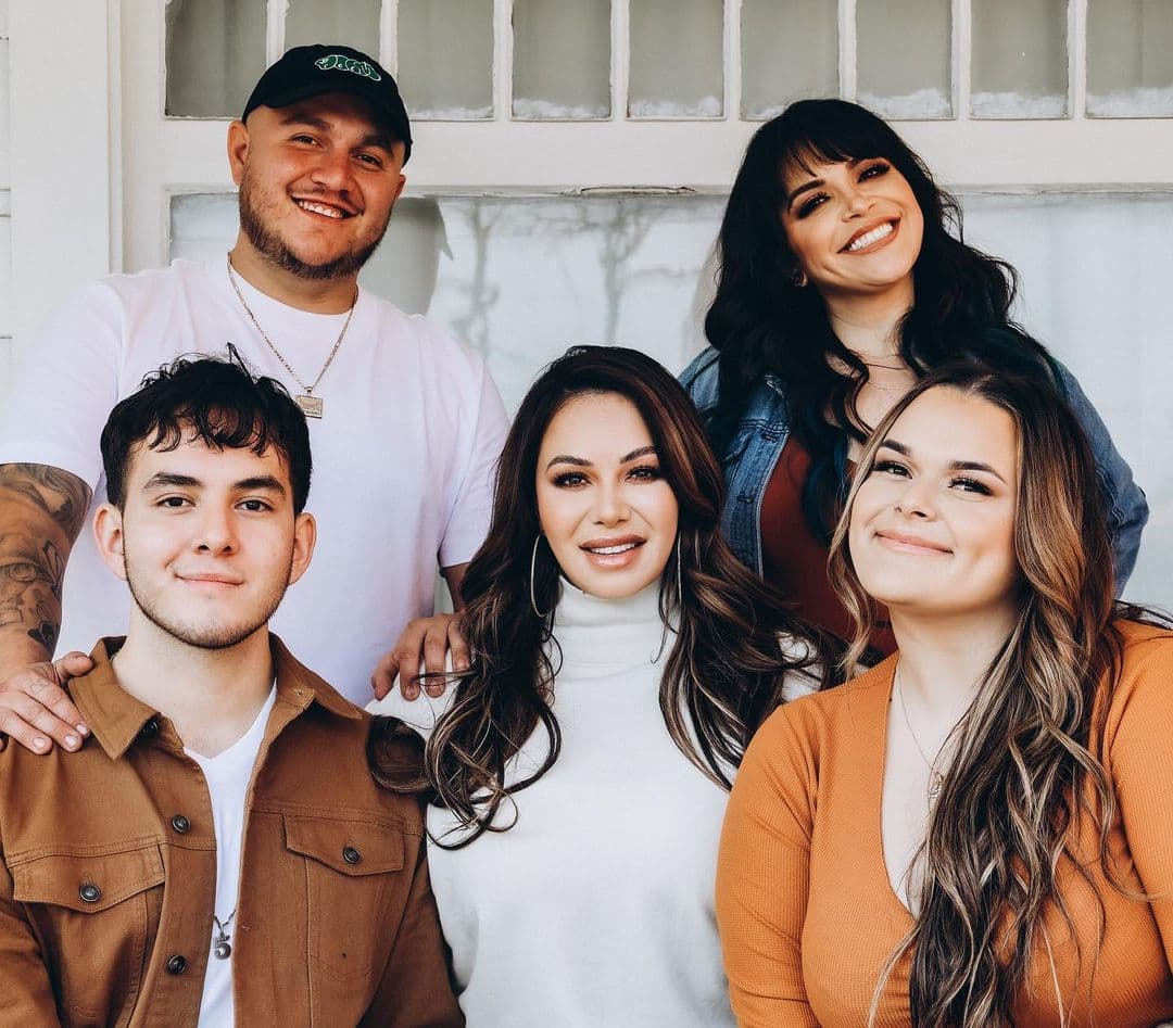 "Ella (Chiquis) tampoco fue capaz de decirle a sus hermanos: 'Inclúyanme en la herencia, porque la bronca que tuve con mi mamá quedó resuelta o no fue verdad'. Entonces, ni siquiera después de muerta Jenni Rivera pudo Chiquis entrar en la herencia", declaró la periodista.
