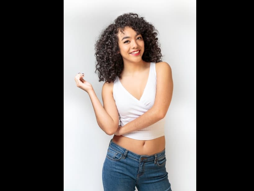 “Mi primera escuela de actuación fue el CEA. Después estudié en Los Ángeles actuación para cine. Me gusta mucho el cine. También he estudiado canto, danza clásica, sobre todo ballet. Tengo certificaciones de Inglaterra que son válidas en todo el mundo como bailarina de ballet profesional”, relató al portal de espectáculos.