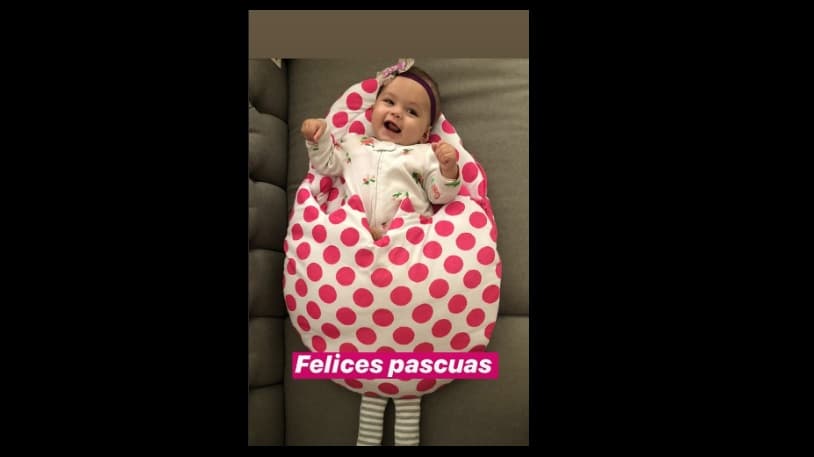 Ingrid Martz hizo de la primera Pascua de su hija Martina algo especial, por lo que le compró un lindo atuendo en forma de huevo.