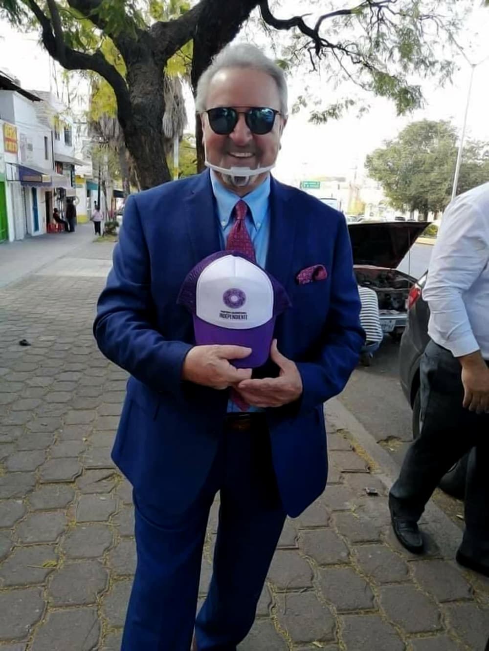 Uno de los primeros famosos en dar la noticia de su salto a la política fue el actor Carlos Villagrán, quien es mejor conocido por haber interpretado a 'Kiko' en la emblemática serie de televisión mexicana 'El Chavo del 8'. Sin embargo, el histrión no solo se registró como precandidato a la presidencia municipal de Querétaro, sino a la gubernatura del estado. Esto, de la mano del Partido Querétaro Independiente.