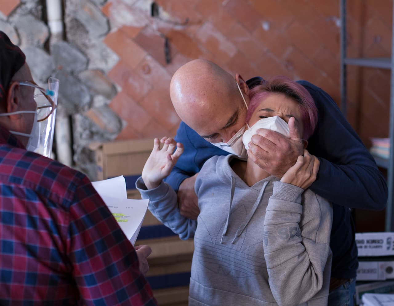 Los actores Marco Treviño y Bárbara Falconi ensayan la escena en la que 'Lino' ataca a 'Cassandra' al encontrarla en el lugar.