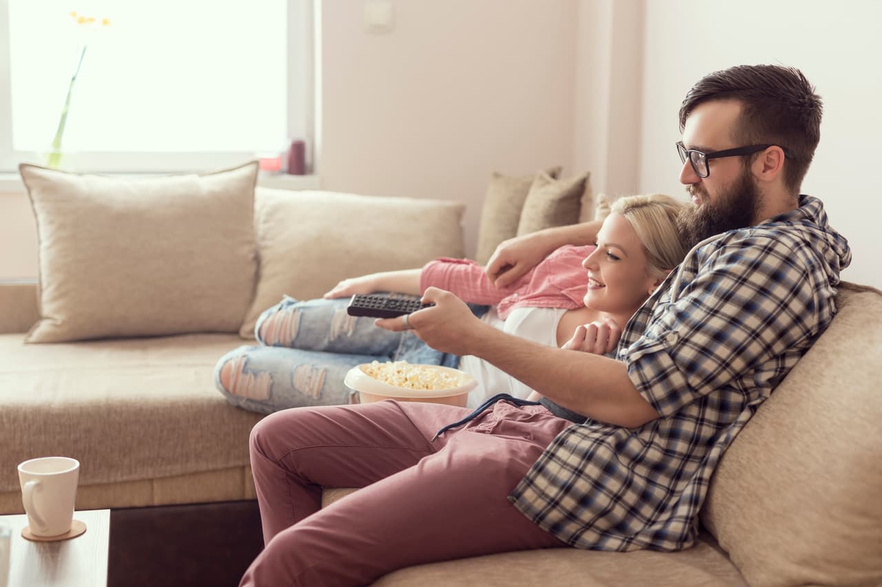 Libra. Una cita romántica que incluya una película abrazados en el sofá o en el cine será tu mejor opción. Deja que elija la botana. No olvides escribirle sobre tus sentimientos.