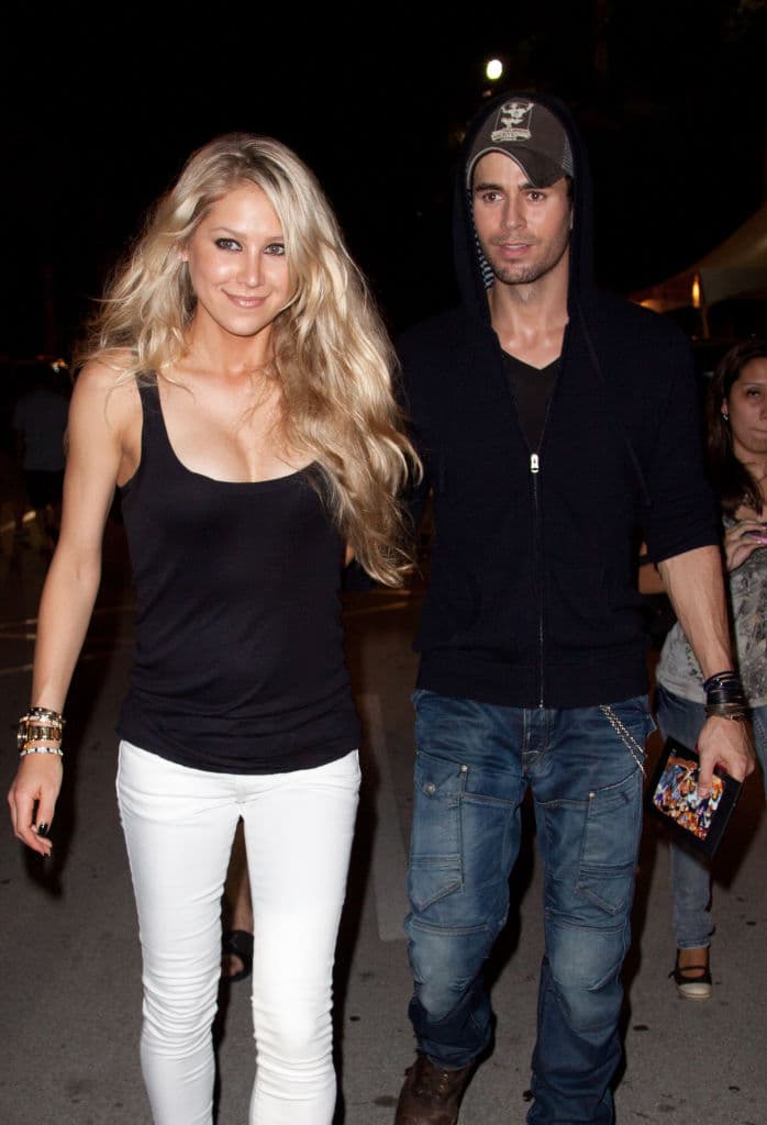 Anna Kournikova, novia de Enrique Iglesias, impacta al lucir mini cintura a dos meses de dar a luz