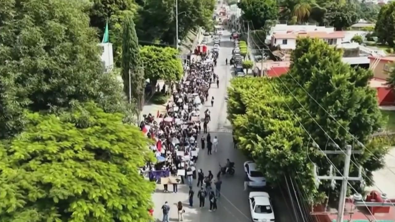 Así se ve desde el aire una marcha en Morelos, México, por el asesinato de la estudiante española Claudia Tacoronte