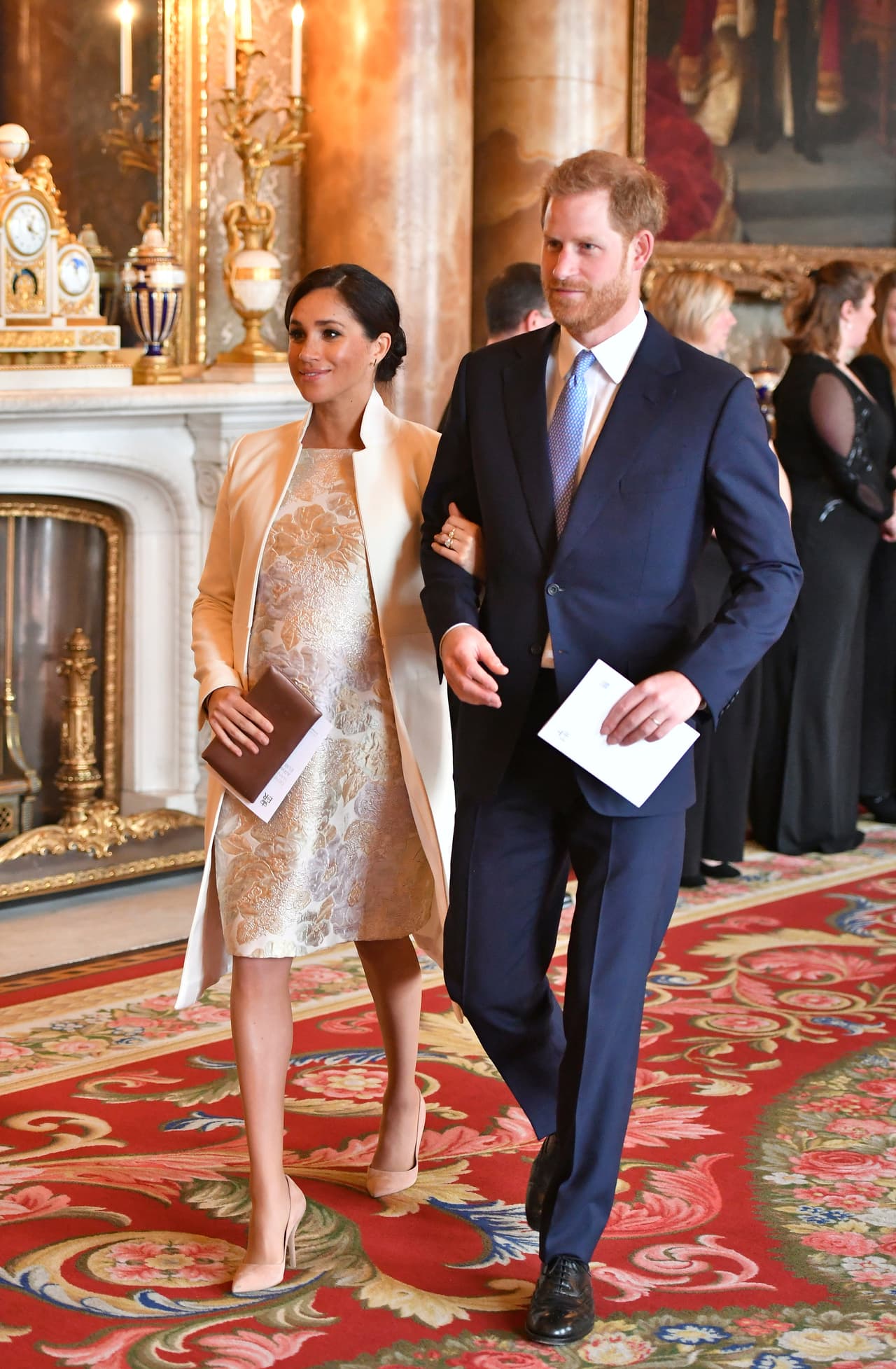 El 5 de marzo, Meghan brilló durante la recepción que se realizó en Buckingham para celebrar la investidura del príncipe de Gales;