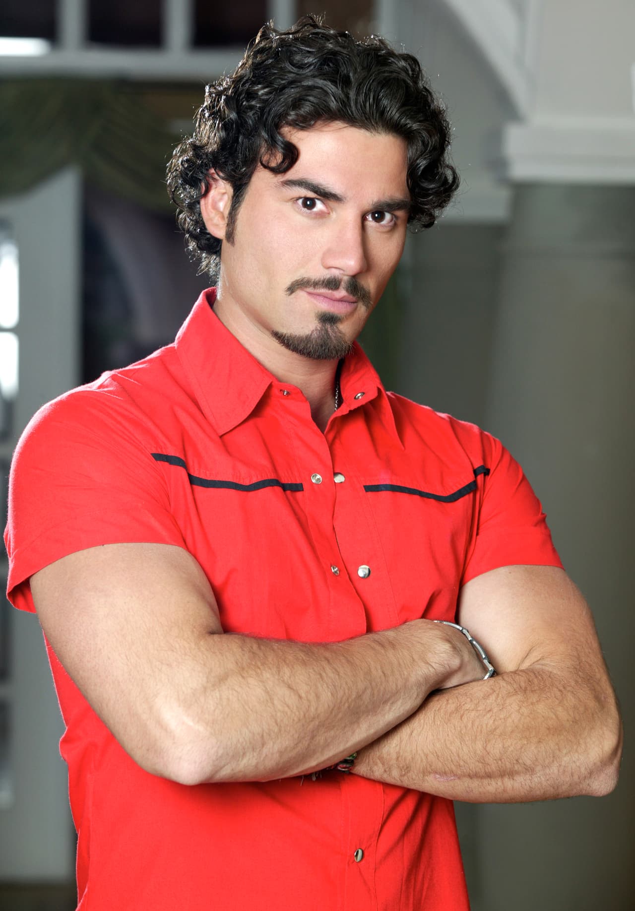 Sin embargo, en 2008, el actor tendría la oportunidad de tener su primer papel protagónico en la telenovela 'Tormenta en el paraíso', al lado de Sara Maldonado, Erick Elías y Mariana Seoane.