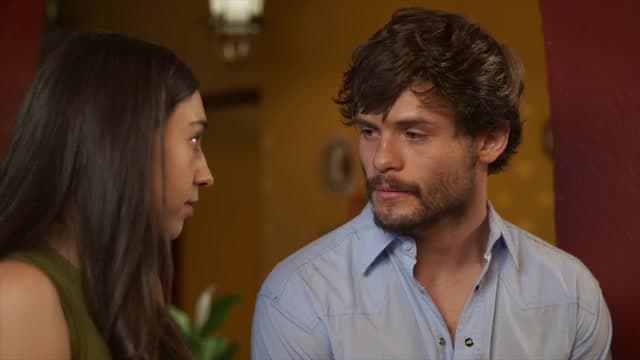 Pedro y Nieves se besan