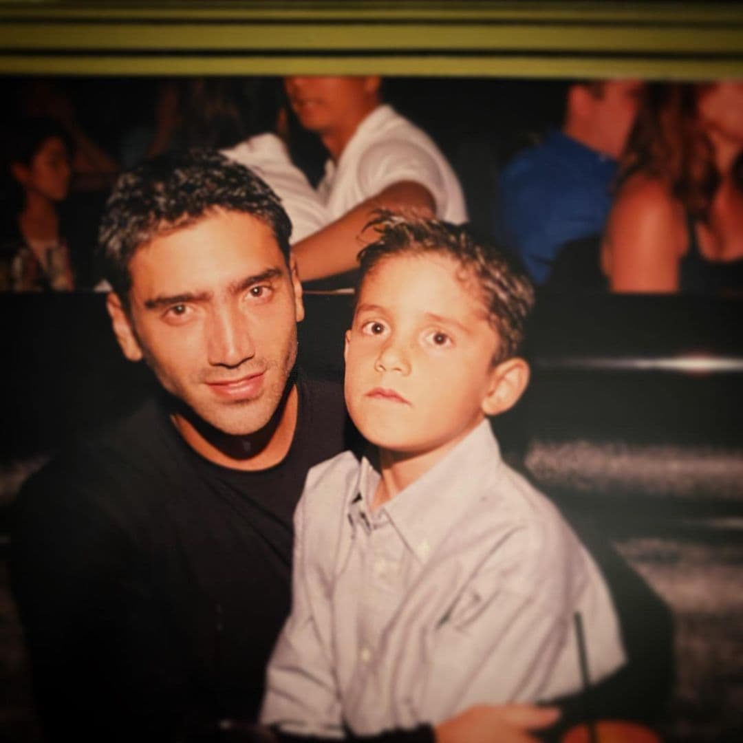 Alejandro Fernández se estrenó como papá cuando tenía 23 años con la llegada de Alex, quien el próximo 4 de noviembre cumplirá 28 años. Mientras que las mellizas, Camila y América, llegaron a su vida a sus 27 años.