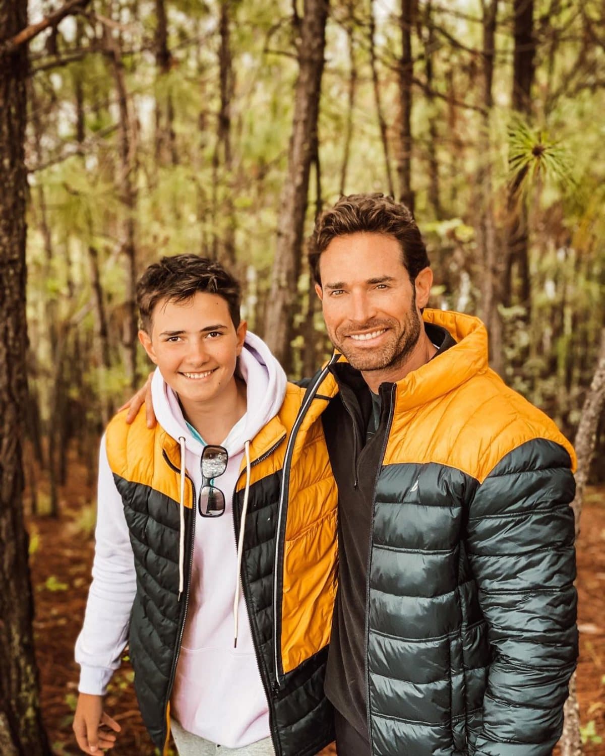 El parecido entre Sebastian Rulli y Santiago llama la atención del público