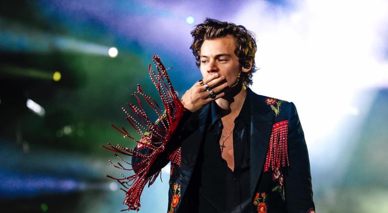 Harry Styles usa tutú y anuncia las canciones de su disco nuevo
