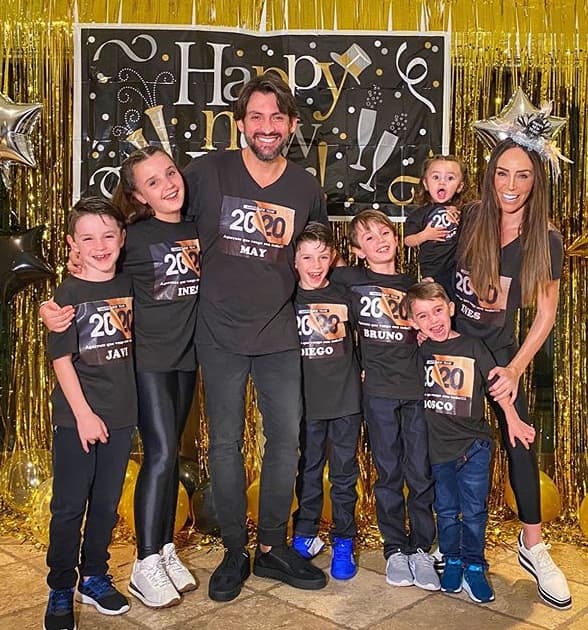 "Ahora si ya es 2020!!!! Qué sea un año maravilloso para cada una de ustedes.Qué sea un año lleno de Dios, de salud, de amor, de risas, de alegrias y un sin fin de bendiciones. Mis mejores deseos para ustedes siempre", escribió la conductora de Familias Frente el Fuego, Inés Gómez Mont, debajo de una fotografía que muestra a sus seis hijos y a su esposo Víctor Álvarez, celebrando en familia.