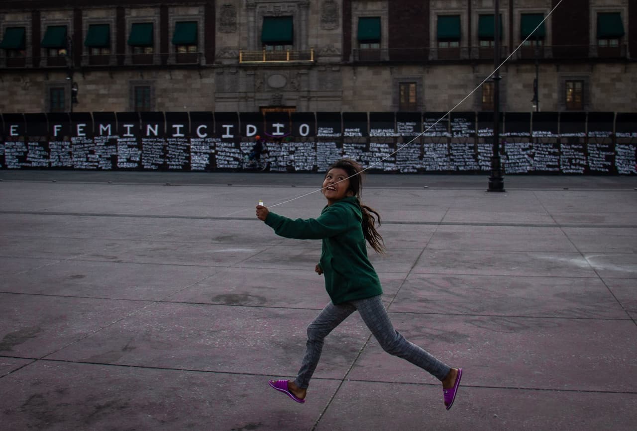 8M: El poderoso mensaje de la foto de la niña corriendo frente a Palacio Nacional