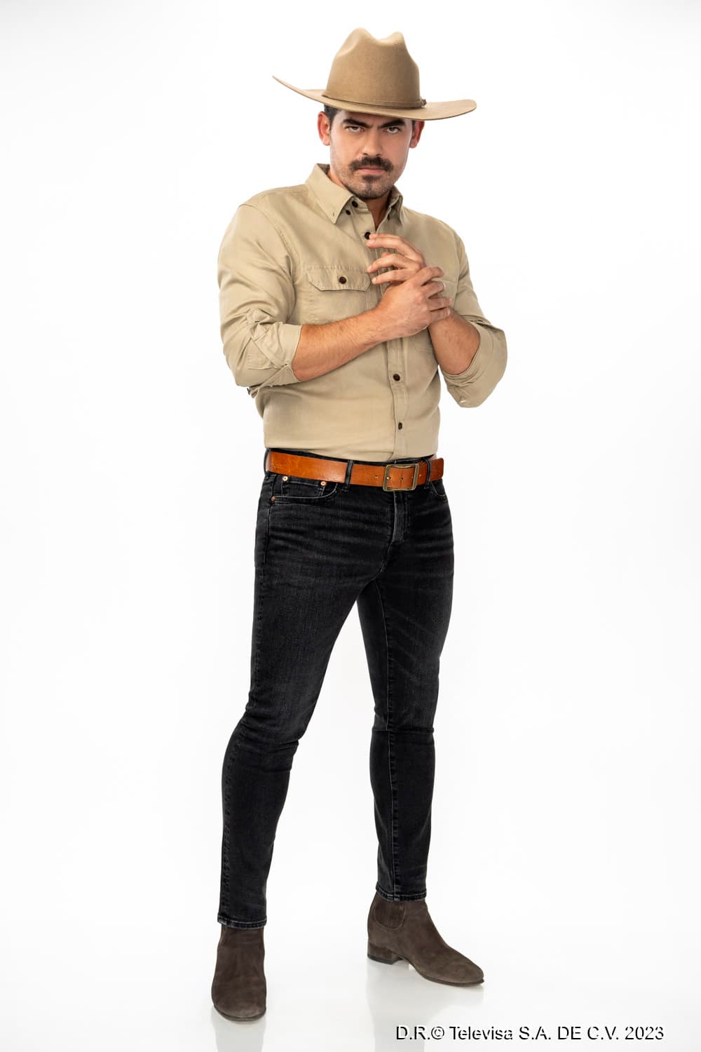 Jonás (Iván Arana) es “hijo” de Raimundo y de Judith Santibáñez. Hijastro de Teresa. Empresario mezcalero, soltero, bien parecido, codicioso, déspota, hipócrita y cruel. Tiene de amante a Carmen, la hija de Aurelio y de Jacinta, sus trabajadores de confianza. Crece pensando que es hijo de Raimundo, pero desconoce que Judith, su verdadera madre y examante de Raimundo, le hizo creer a este que él era el padre del niño. Jonás creció con un resentimiento profundo y sin fundamento hacia su madrastra y a Eduardo, alimentado sólo por los comentarios venenosos y misóginos de su padre. Al llegar Ximena al pueblo de Matatlán, junto con los Figueroa, Jonás tiene la idea de sacar provecho de ella, y comenzar a conquistarla para obtener información.