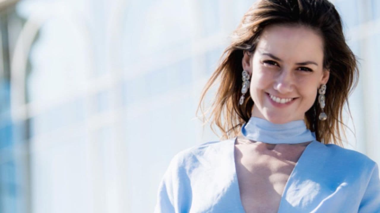 Altair Jarabo se impone con elegante atuendo azul eléctrico