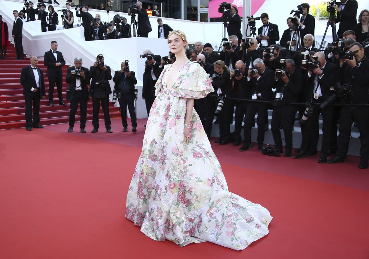 En la premier del filme ‘Les Miserables’, Elle usó un diseño floreado de Valentino.