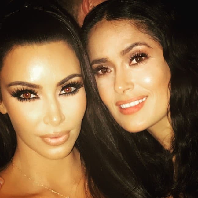Kim Kardashian VS Salma Hayek, duelo de curvas