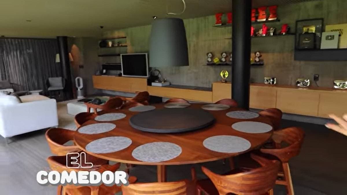 El comedor tiene un estilo muy definido y está decorado con muebles en color caoba; además en una de las paredes se encuentran todos los premios que les han otorgado a Kimberly Loaiza y JD Pantoja.