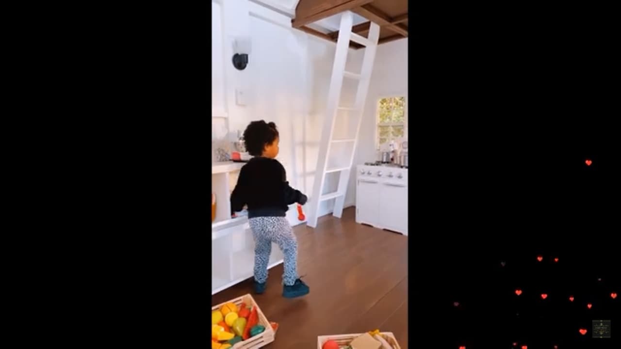 El espacio es similar al de Stormi, pero toda su decoración es de color blanco. Tiene dos pisos y el rincón preferido de la pequeña es la cocina.