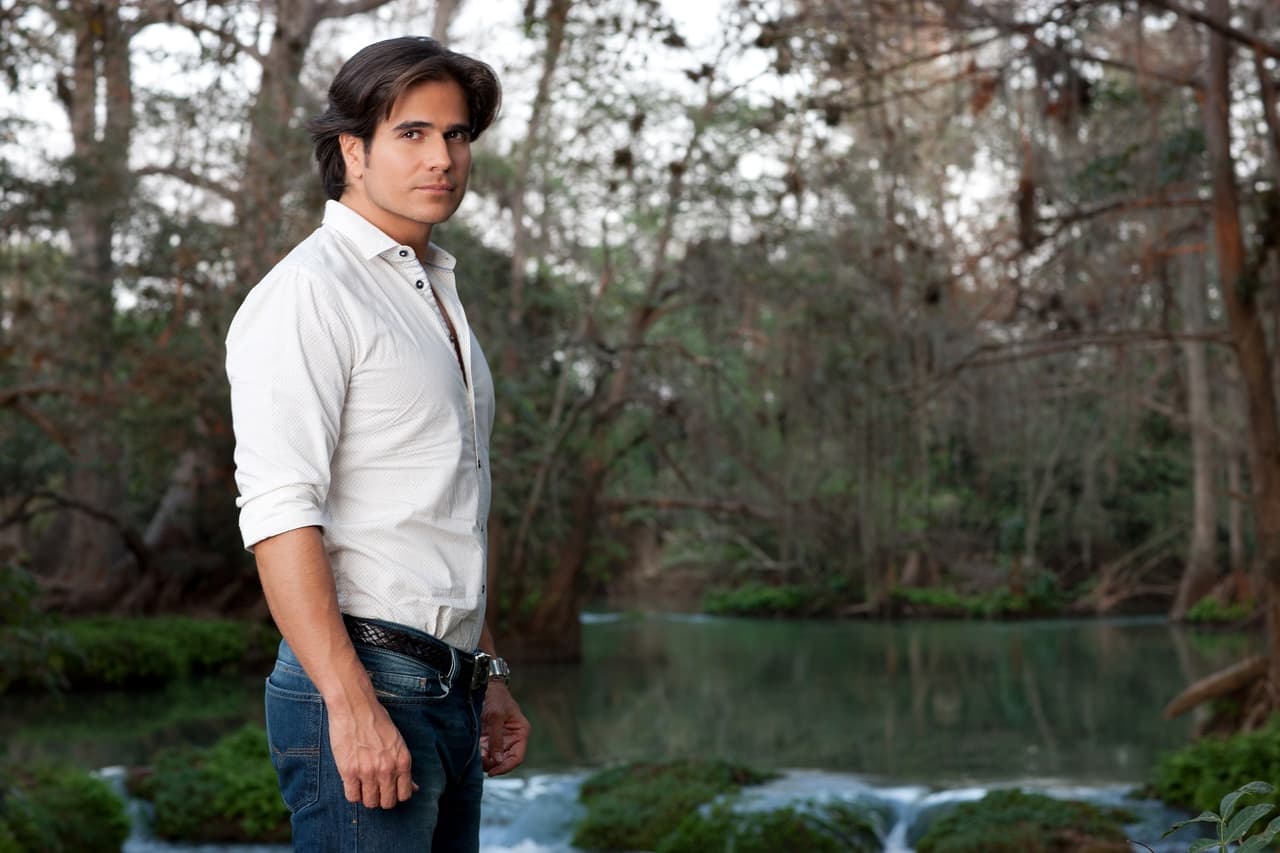 Daniel Arenas dio vida a ‘Octavio Narváez’, un joven piloto de profesión. Es dueño de la mitad de un rancho que heredó de su padre. La otra mitad pertenece a su hermano Miguel, quien también es administrador del mismo. Octavio pierde su trabajo como piloto y regresa a la Hacienda Narváez para reclamar su dinero del rancho, pero este se encuentra hipotecado y no puede ser vendido.