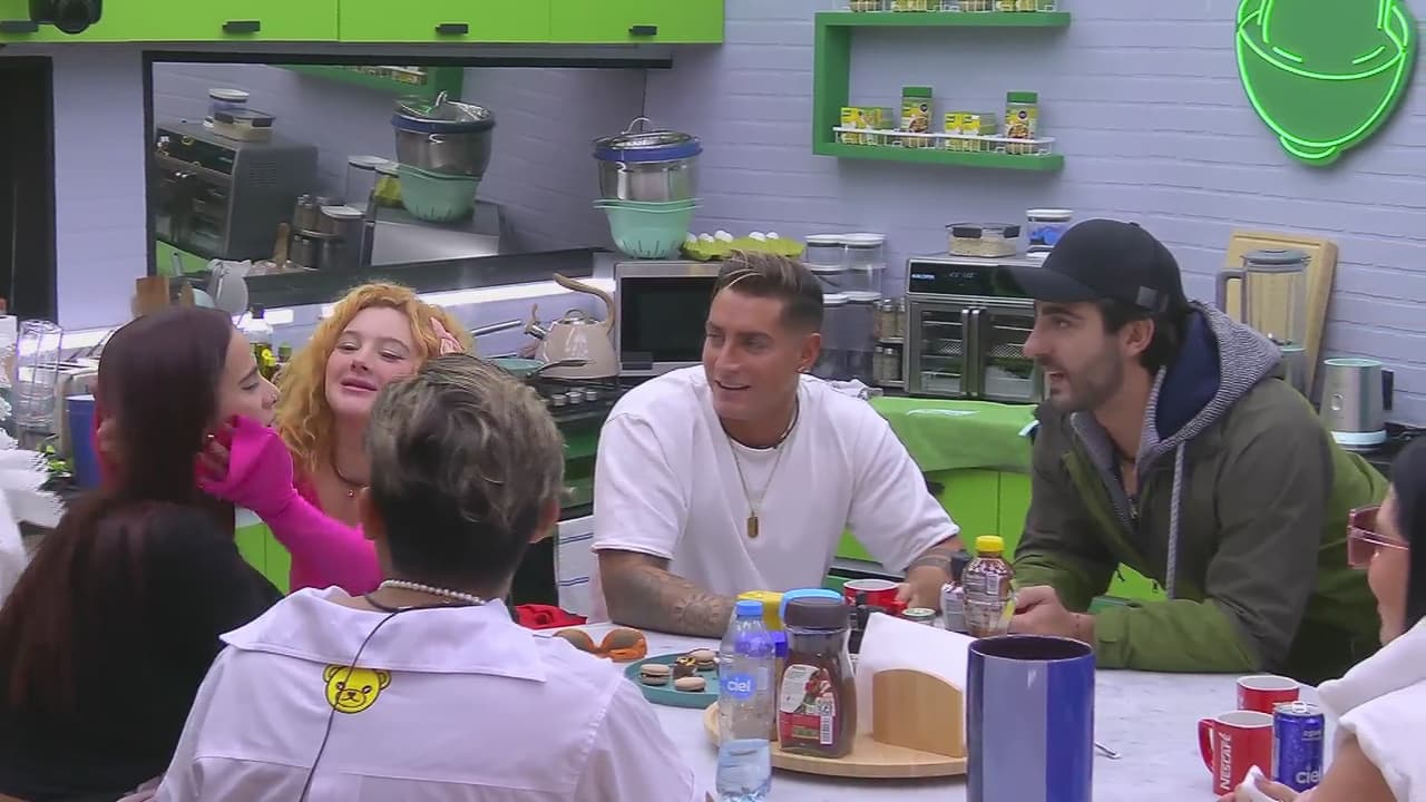 Briggitte Bozzo y Gala Montes se besan en La Casa de los Famosos México