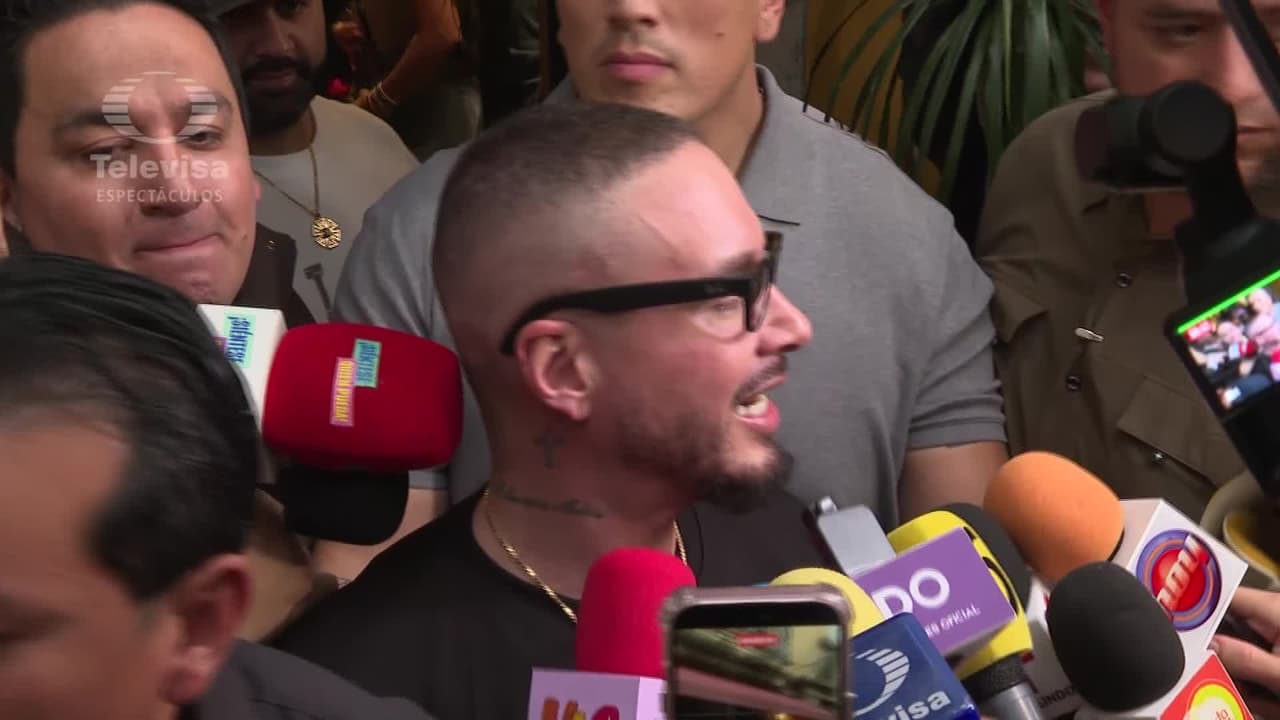 J Balvin pasea por las calles de la Ciudad de México y causa zafarrancho