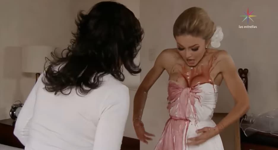 Después de hacer todo lo posible por romper con su compromiso, ‘Montserrat’ logró unir su vida en matrimonio con ‘José Luis’; sin embargo, la malvada ‘Fabiola’ le quiso arruinar el momento al aventarle vino a su vestido.