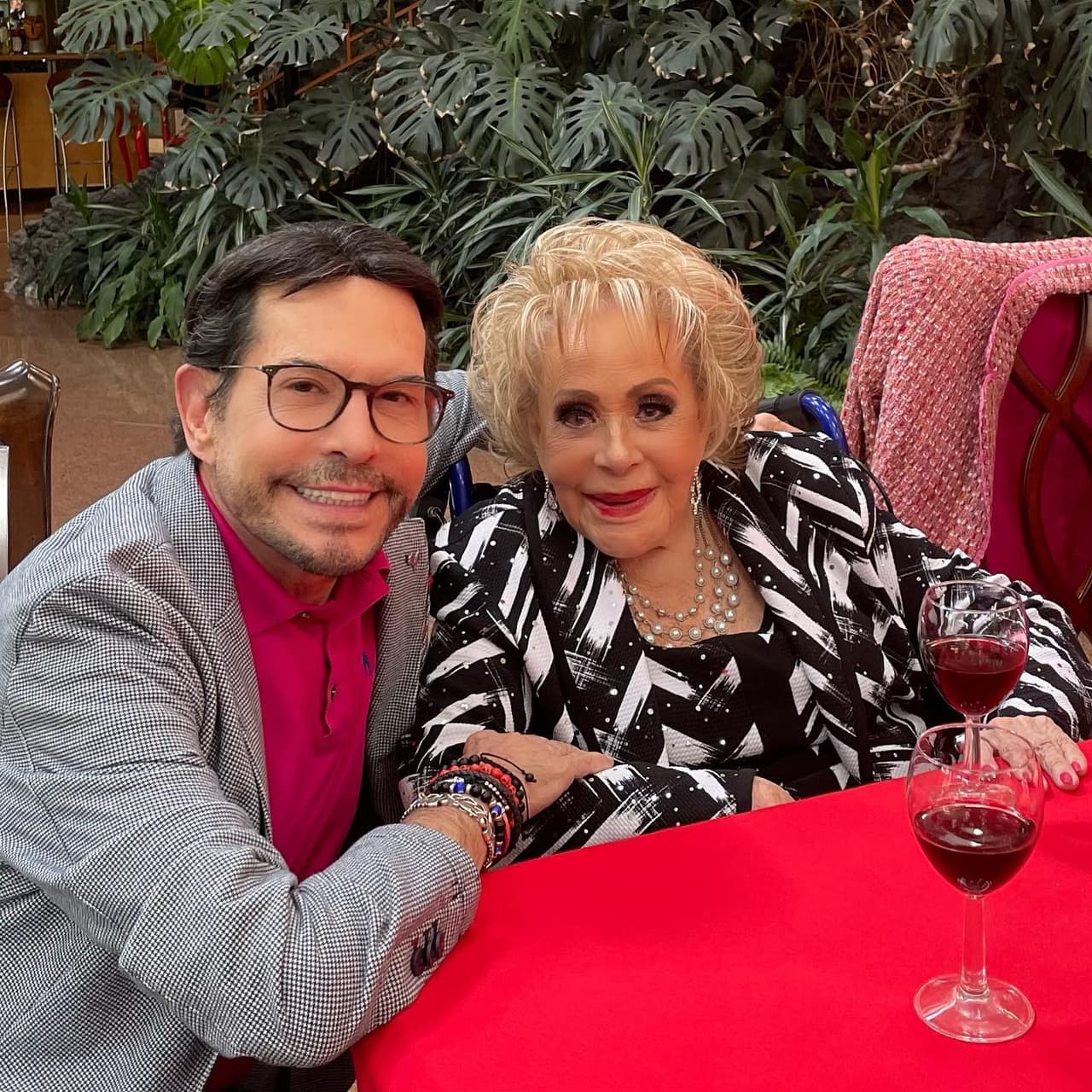 ¿Juan José Origel está en el testamento de Silvia Pinal? Esto recibiría