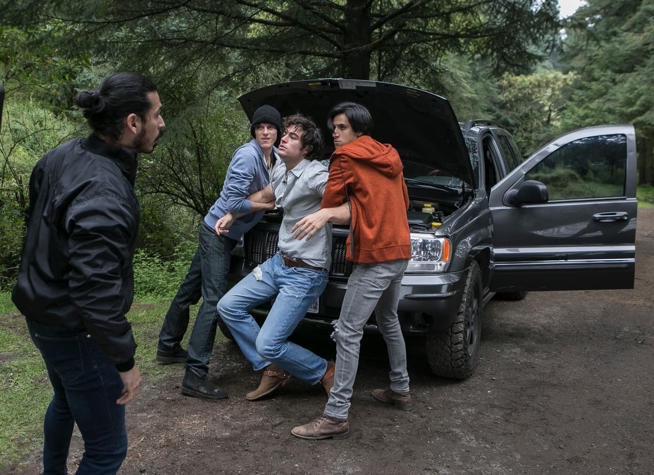 ¡Pero todo era una trampa de los hombres de 'Fercho'! Los tres rodean a 'Mateo' y lo golpean para hacerle pagar a 'Valeria' por cambiar su declaración.