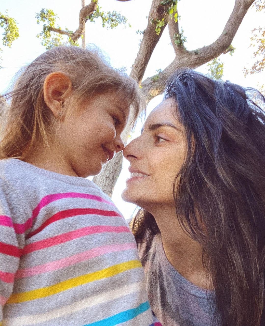 "Hoy hace 3 años nació una personita que me cambió la vida para siempre, lo que más amo en este mundo y por quién me siento la más viva y feliz, quien me inspira a trabajar todos los días en mí, quien ha sacado mi lado más guerrero y quien me inspira a ser responsable, fuerte y feliz para poder darle el ejemplo de todo aquello que ella puede lograr. Me llena el corazón ver lo feliz que eres y no puedo estar más orgullosa de ti", comentó la actriz.