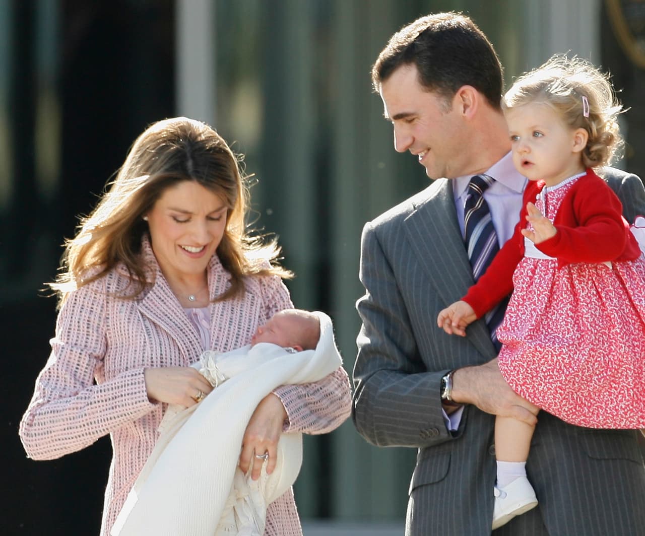 Letizia se ha caracterizado por portar prendas clásicas y atemporales, como lo son los trajes sastres. Así como por mantener un peinado y maquillaje discretos.
