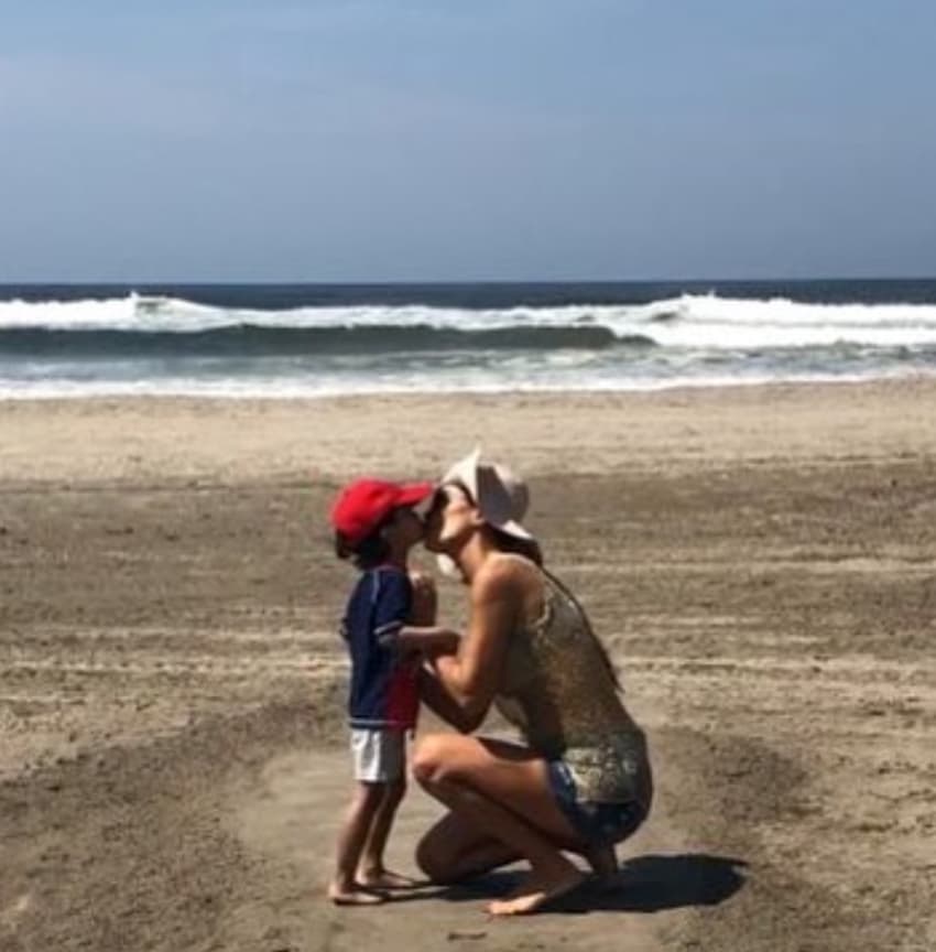 A pesar de que Ninel Conde suele compartir pocas imágenes junto a su hijo, en abril de 2018 subió una foto en la que besa a su hijo a la orilla de la playa. “Inicio la semana confiada en que Dios nunca nos abandona mi amor, juntos podemos contra todo”, escribió para acompañar la publicación.