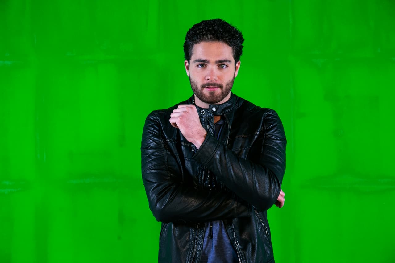 "Luis" (Carlos Said) es guapo, confianzudo, inmaduro, soñador y poco realista. Tiene buenos sentimientos y le falta determinación para ser claro con las mujeres que ama.