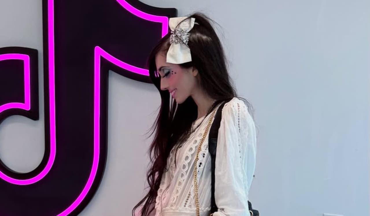 Eugenia Cooney, influencer estadounidense, sufre crisis de salud en plena transmisión en vivo