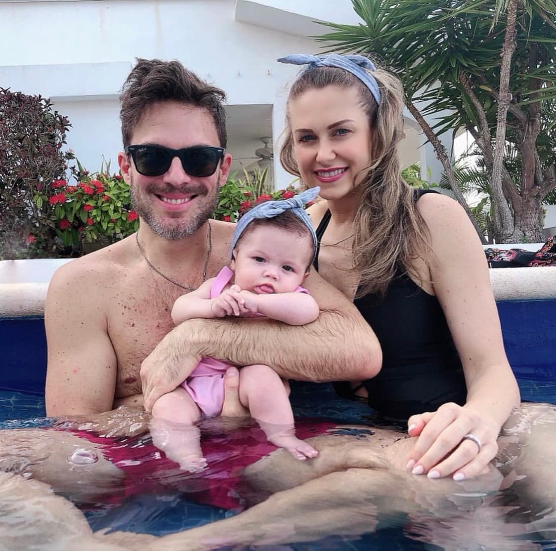A su corta edad, Martina también ha tenido la oportunidad de viajar con sus papás, conocer la playa y estar en contacto directo con el agua.