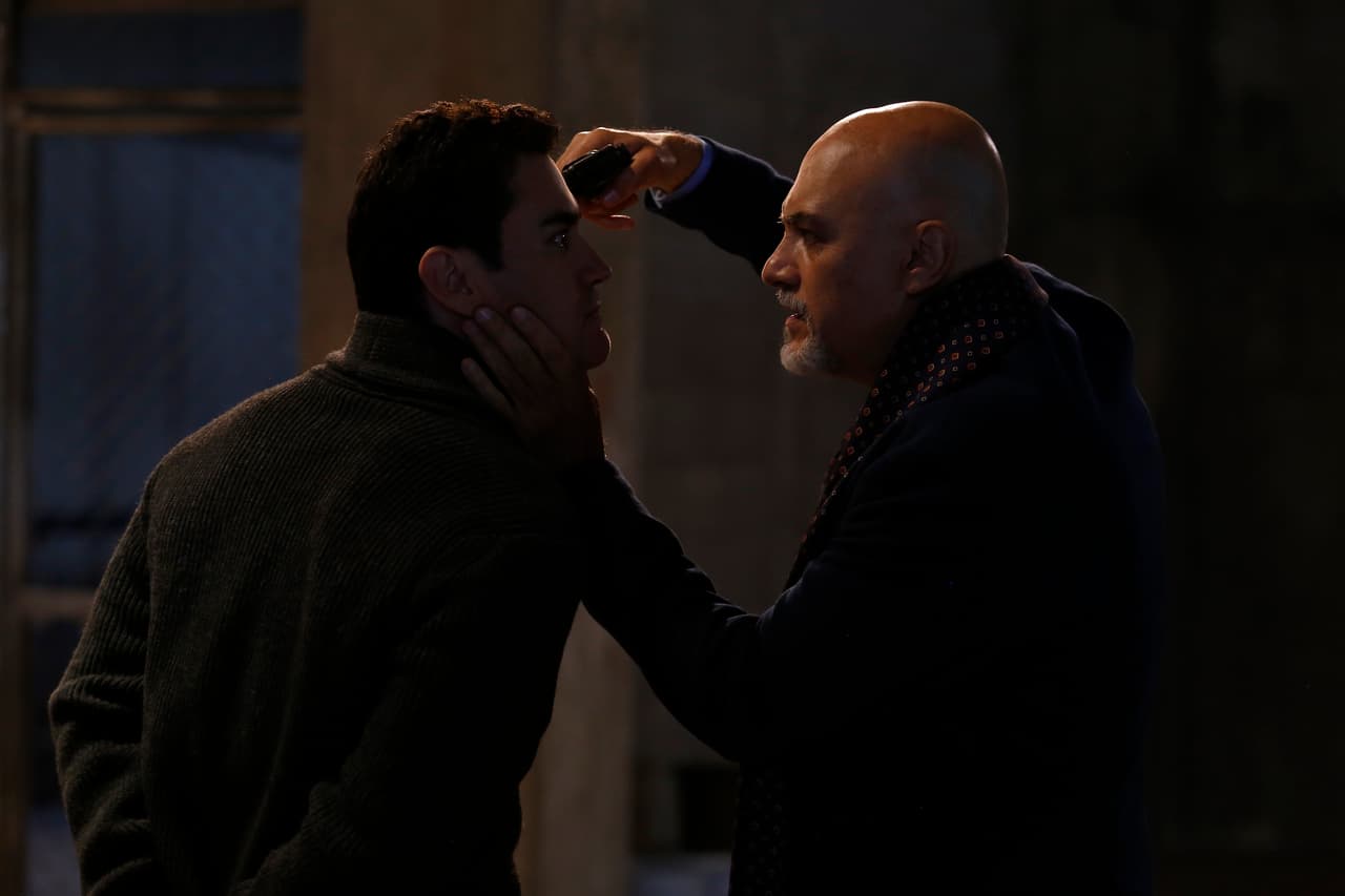 En "Vencer el Desamor", 'Lino' (Marco Treviño) secuestra a 'Álvaro' tras descubrir su verdadera identidad. 'Álvaro' le exige dejar en paz a su familia.