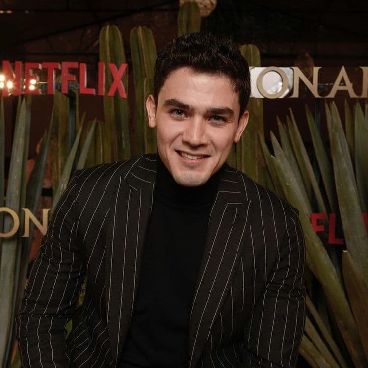 En 2021 inició el año con el arranque de la segunda temporada de la historia de Netflix, en donde su personaje tiene una aparatosa situación.