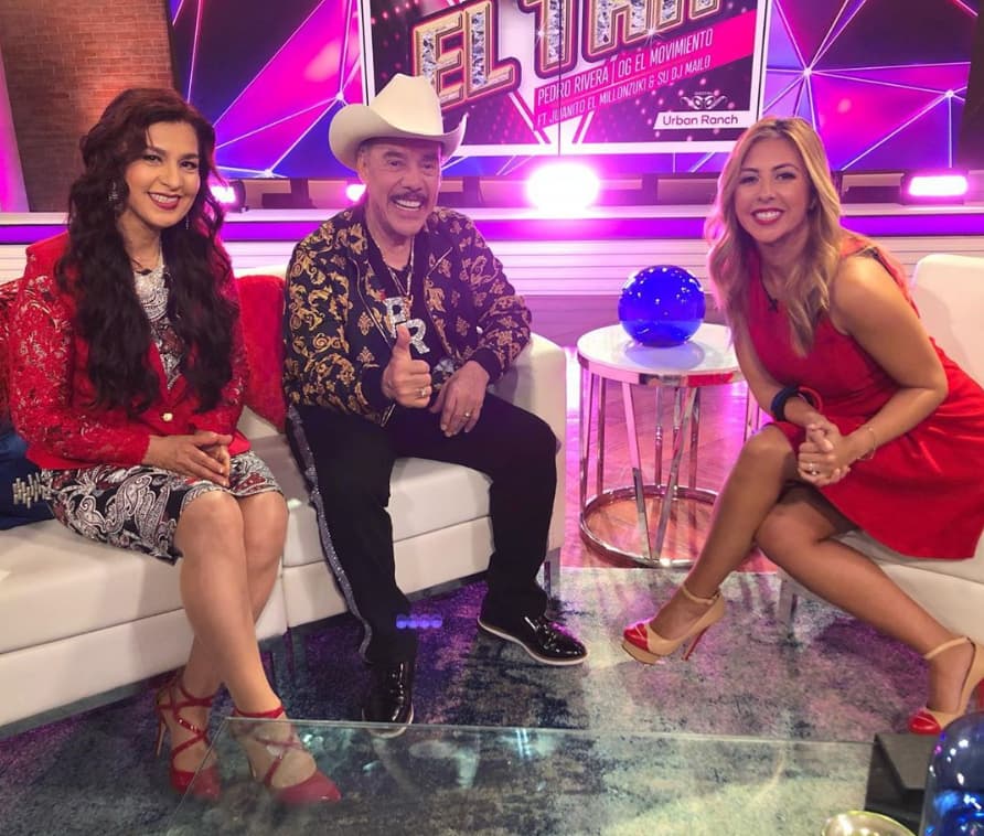 El también cantante acudió al programa ‘Un nuevo día’ y al preguntarle cuál era la razón por la que su esposa no lo acompaña en las alfombras rojas, destacó que ha sido por respeto. “A las personas que han pasado por mi vida, gracias a Dios. Yo a todo mundo respeto, aunque se expresen mal de mí o lo que sea, no dejan de ser de mi familia, así que por ese respeto no la hemos mostrado”, declaró.