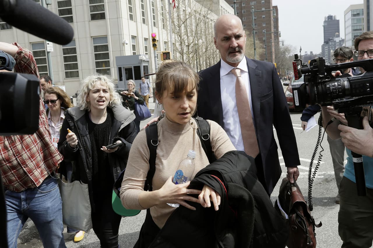 Allison Mack a su salida de la corte federal de Brooklyn el 8 de abril de 2019
