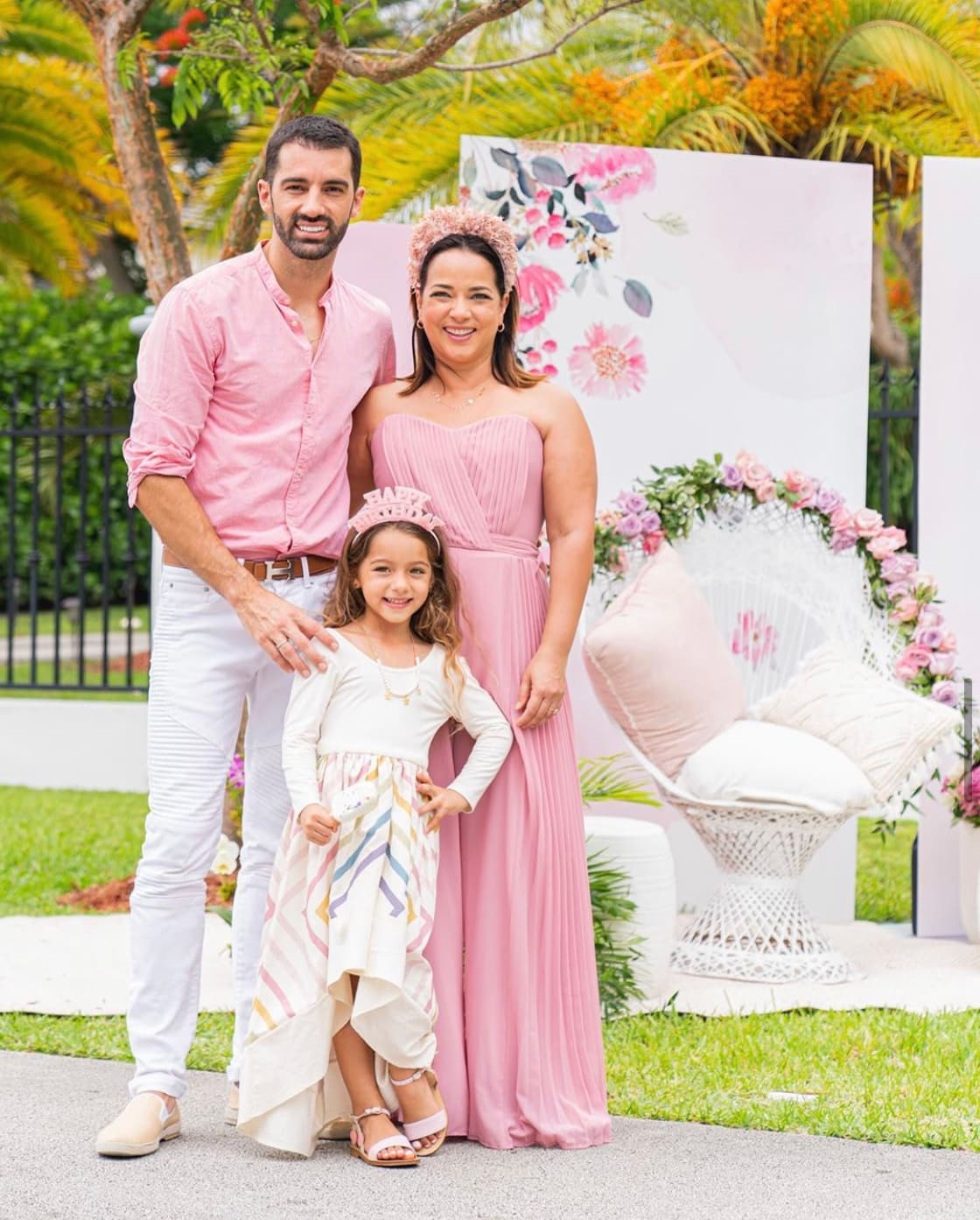 La actriz y conductora Adamari López y el bailarín Toni Costa se conocieron en 2011, cuando el destino los unió en el reality show 'Mira quién baila'. Ella tenía 40 años y él, 25 años. Desde entonces la pareja ha conformado una de las relaciones más estables del mundo del espectáculo y son padres de Alaia, quien nació en marzo de 2015.