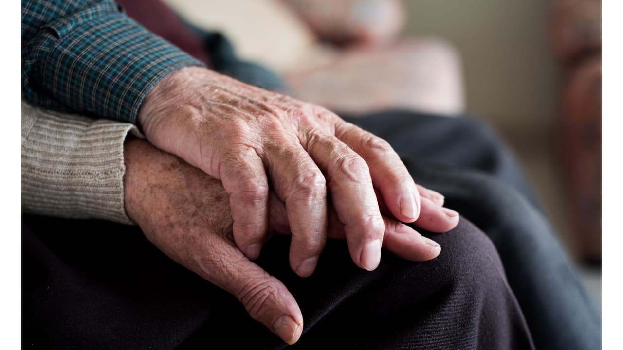 Abuelito le demuestra su amor a esposa regalándole una serenata y flores: "era la indicada"