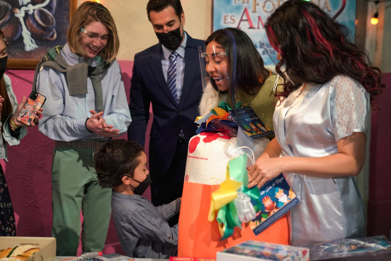 En el evento, André Sebastián, quien da vida al tierno 'Benjamín', recibió unos regalos de parte de los Reyes Magos.