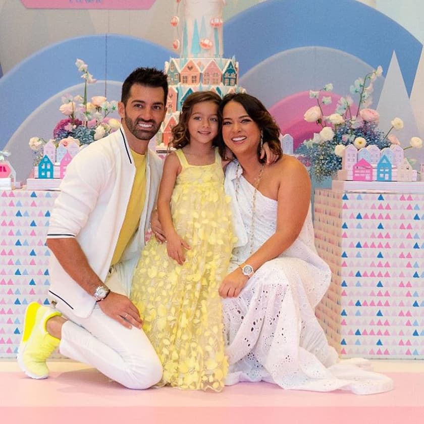 Alaïa, la hija de Adamari López y Toni Costa, cumplió 5 años el pasado 3 de marzo y tras festejar con sus compañeros de la escuela, la actriz y el bailarín profesional le organizaron una gran fiesta.