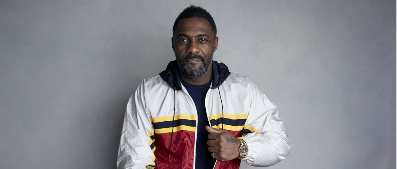 ¡Ya siéntese, Idris Elba!