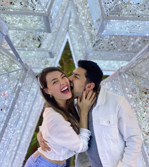 En entrevista exclusiva con Las Estrellas, Miguel contó: “La primera vez que le canté la canción fue en la pedida de matrimonio, lloró porque estaba toda su familia ahí, fue una gran sorpresa, en el video se puede ver su cara de sorpresa y fue algo muy bonito, algo que nunca se me va olvidar”.