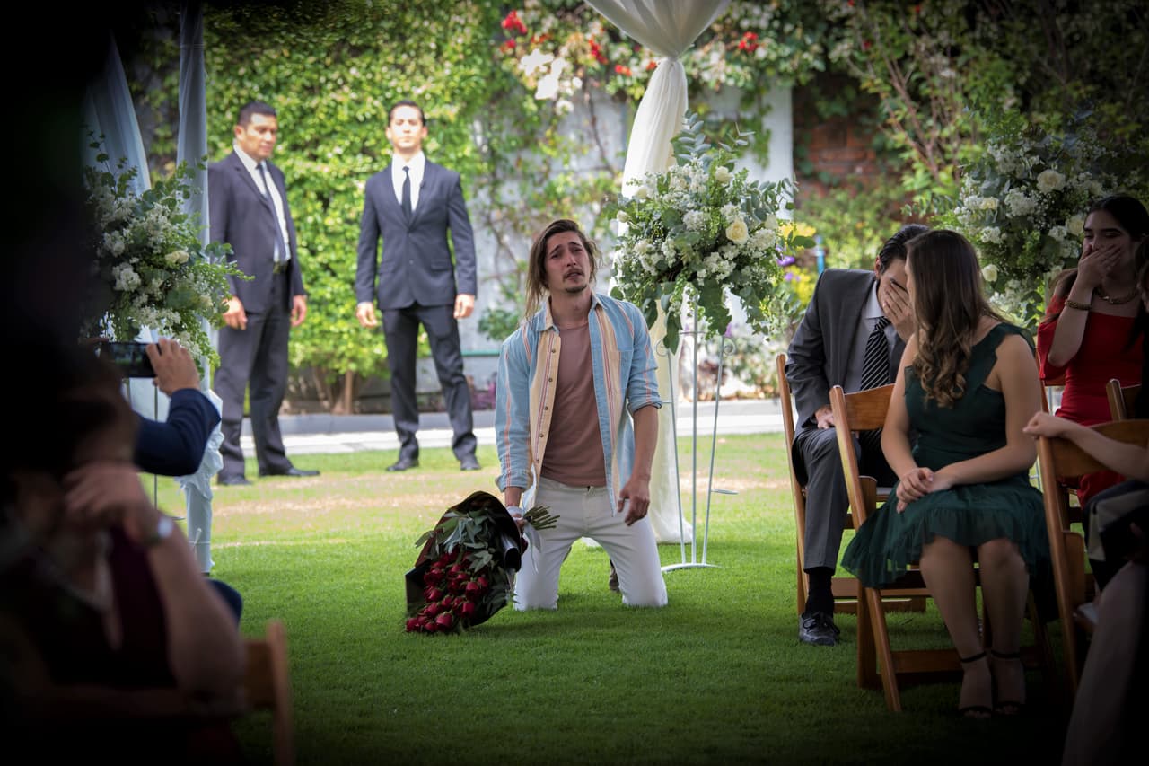 En "Te Acuerdas de Mí", 'Gastón' (Federico Ayos) llega a la boda de 'Laiza' (Tamara Vallarta) para pedirle que no se case con 'Gabriel' (Mauricio Abularach).