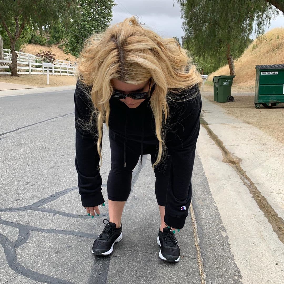 La cantante también acudió con la entrenadora de celebridades Harley Pasternak, quien le proporcionó la rutina correcta para lograr su objetivo. “Caminar es muy importante para su bienestar mental y físico. Es algo que siempre ha hecho para despejar su mente y también por los pasos”, situación que documentó Jessica en sus redes sociales.