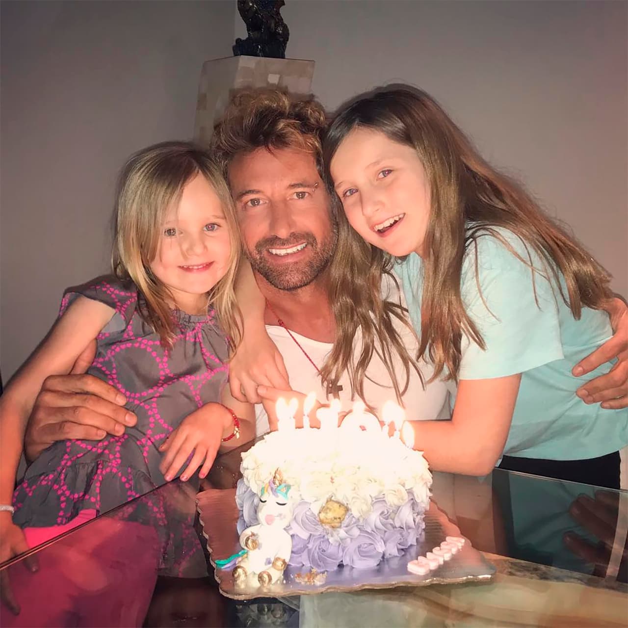 Gabriel Soto pasa la cuarentena con sus hijas y aprovecha para mostrar su talento en Tik Tok
